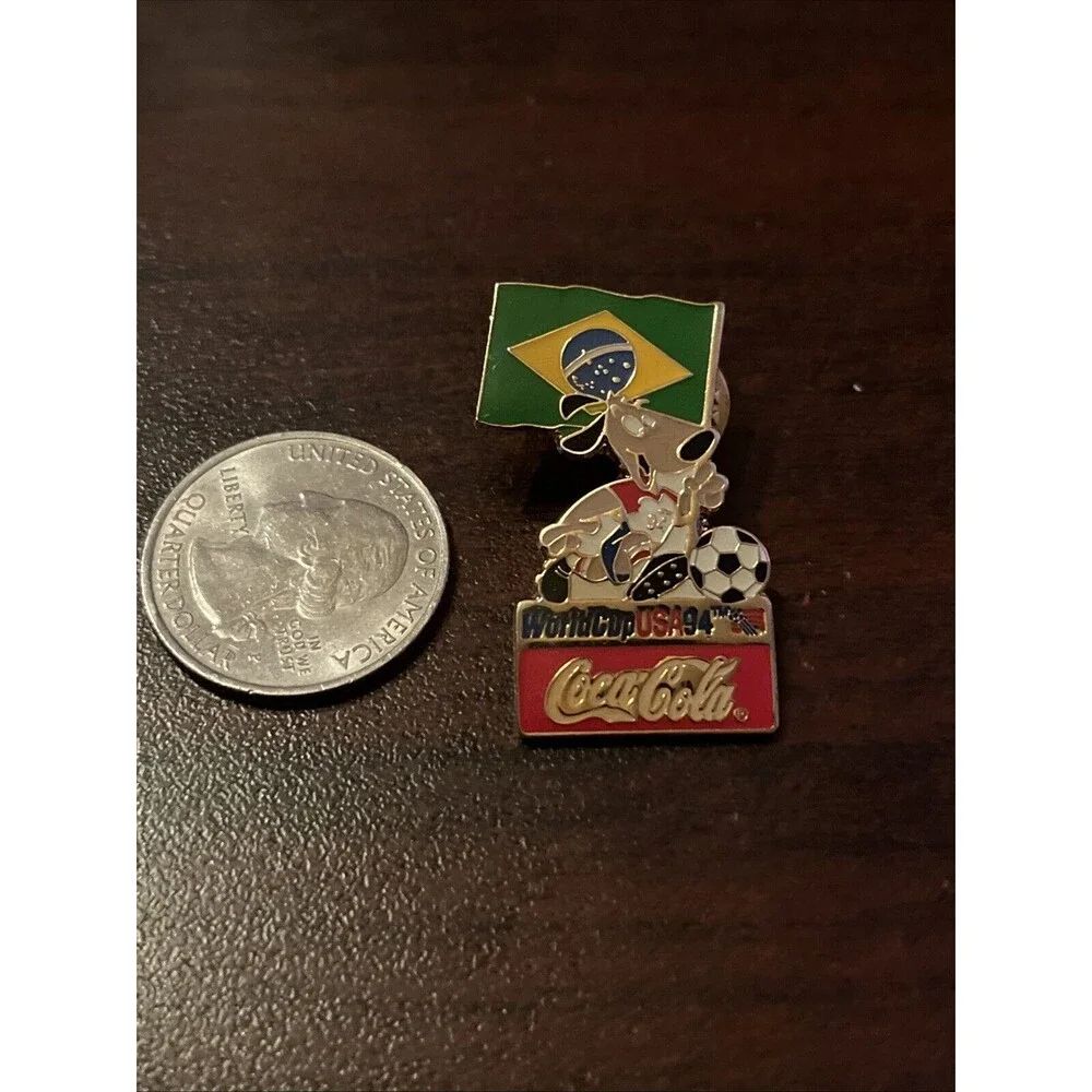 1994 USA‎ World Cup Coca-Cola Stryker Dog Mascot Brazil Flag Lapel Hat Pin